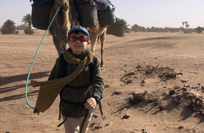 Enfant tient les chameaux, Maroc