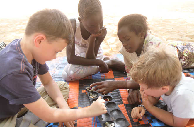 Enfants jouant à l'awalé au Sénégal