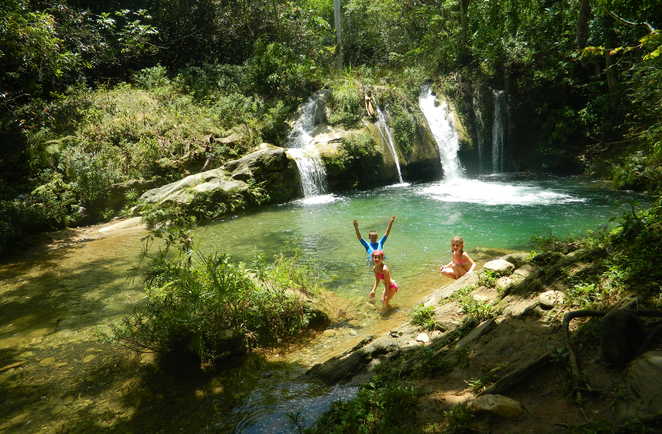 Enfants jouant dans l'eau proche d'une cascade vers Vinalès à Cuba