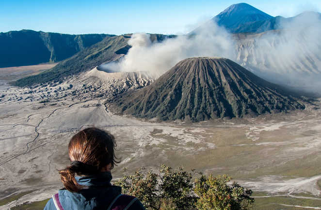 Femme admirant le Mont Bromo en Indonésie à Java après une randonnée