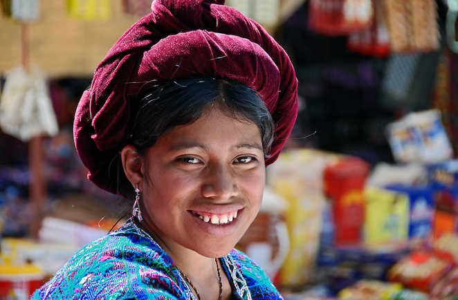 Femme en habit traditionnel au Guatemala