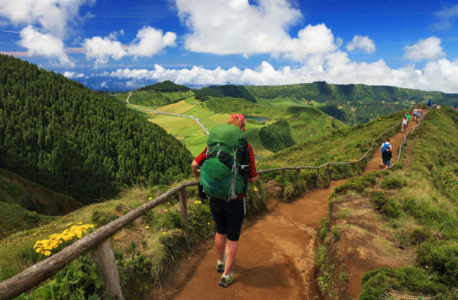 Femme faisant de la randonnée avec vue sur l'île de Sao Miguel , aux Açores