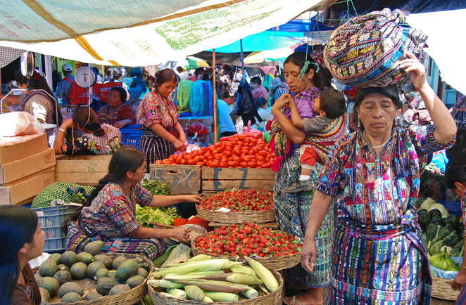 Femmes au marché de légumes Guatemala