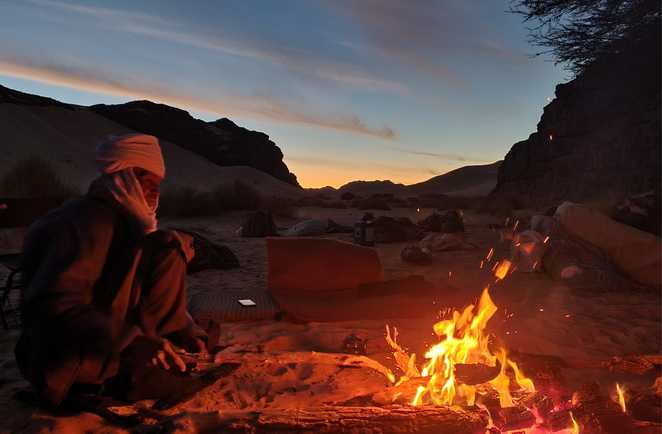 Feu de camp touareg  dans le désert algérien
