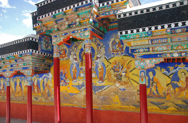 Fresque sur les murs d'un monastère bouddhiste en Inde Himalayenne