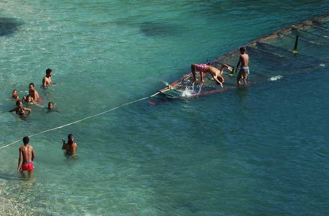 Groupe d'adolescents jouant dans l'eau au Cap vert