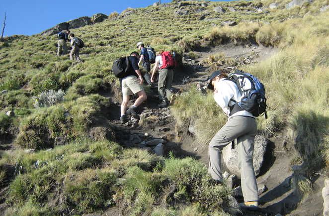groupe de randonneurs en pleine randonnée au Mexique