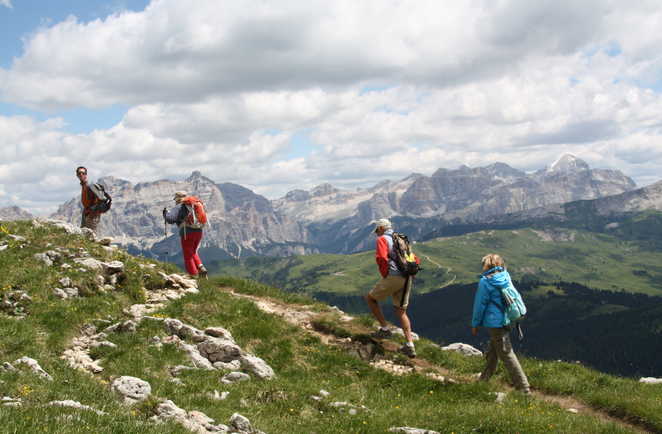 groupe de randonneurs en randonnée aux dolomites en Italie