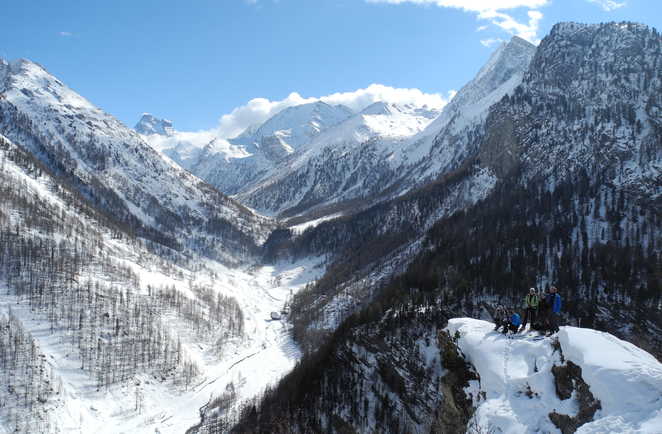 groupe de randonneurs qui admire la vue en pleine randonnée au sud est de la France dans les Alpes