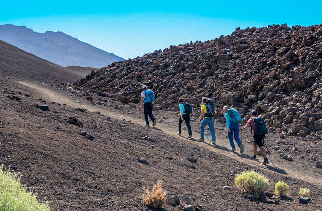 groupe de randonneurs qui marche dans le parc du Teide à Ténérife
