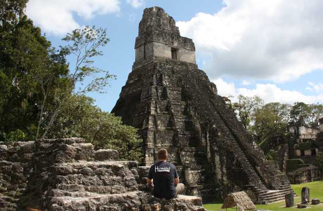 Guide Huwans devant le Tikal au Guatemala