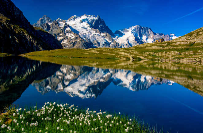 La Meije, le Pavé et le Rateau se reflétant dans le lac du Goléon, Massif des Ecrins, Alpes du sud