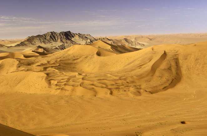 La mer de dunes à Sossusvlei dans le désert du Namib