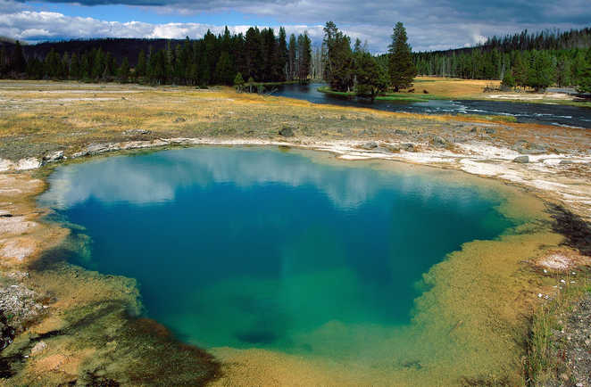 Lac à Yellowstone aux USA
