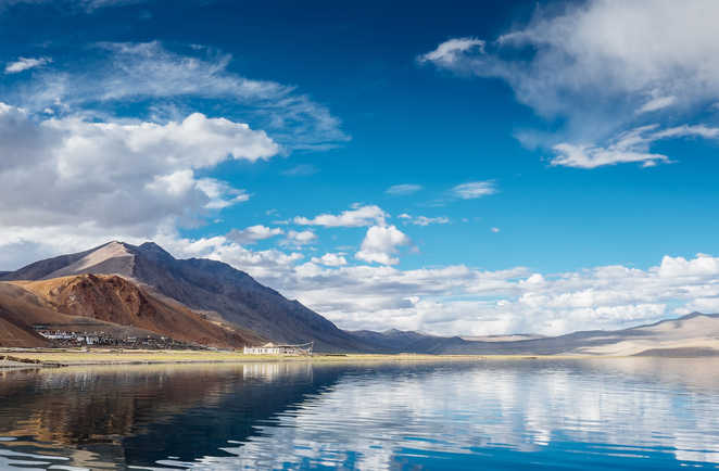 Lac de Tso Moriri au Ladakh avec la vue sur le village de Korzok