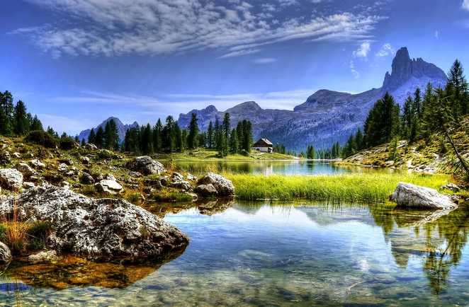 Lac et refuge dans les Dolomites