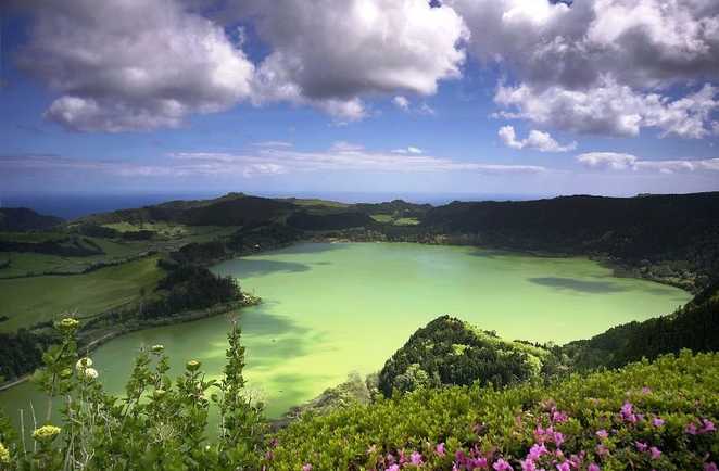 Lagoa furnas sur lîle de Sao Miguel aux Açores