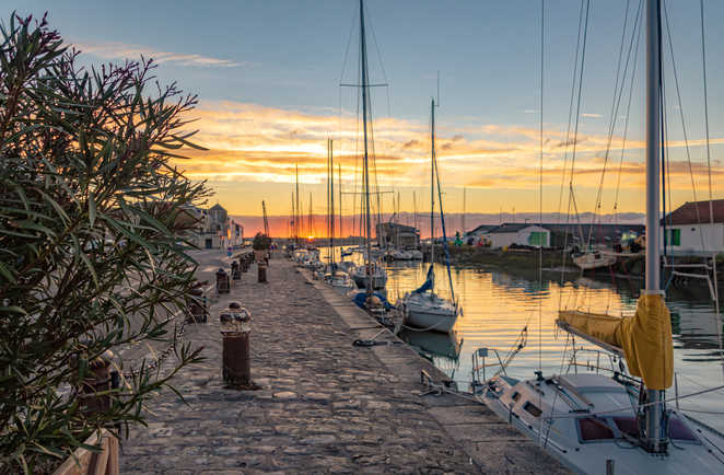 Le joli port de Noirmoutier au coucher du soleil
