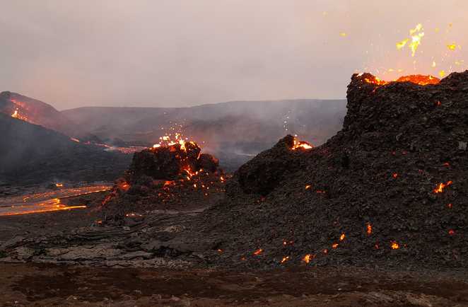 Champ de lave du volcan en éruption en Islande
