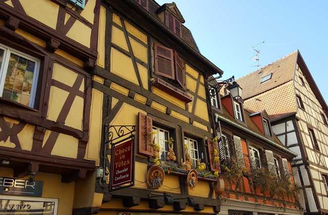 Maisons coloré à pans de bois en alsace
