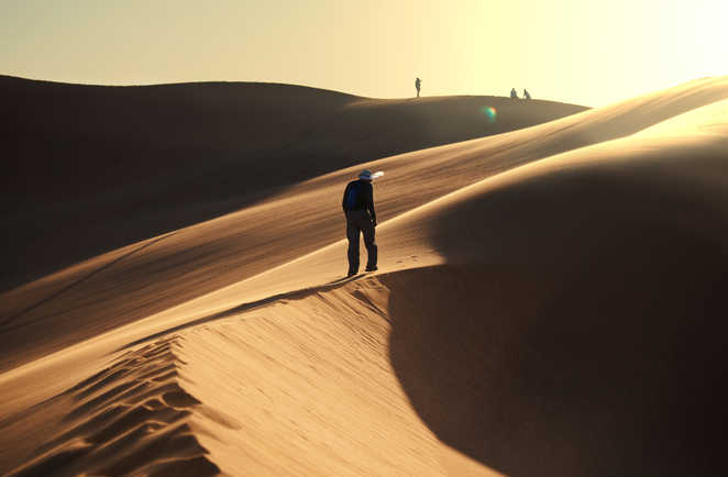 Marcheurs dans le dunes de Namibie