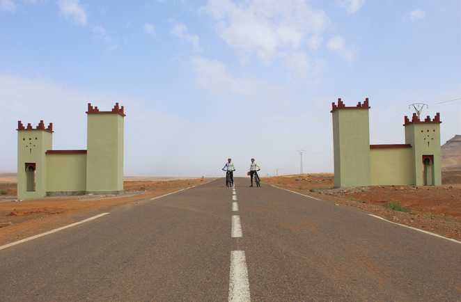 Maroc - vélos - porte vers le désert