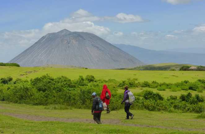 Petit groupe de randonneur devant le volcan Lengai en Tanzanie