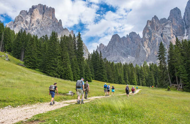 Petit groupe de randonneurs dans les Dolomites, en Italie