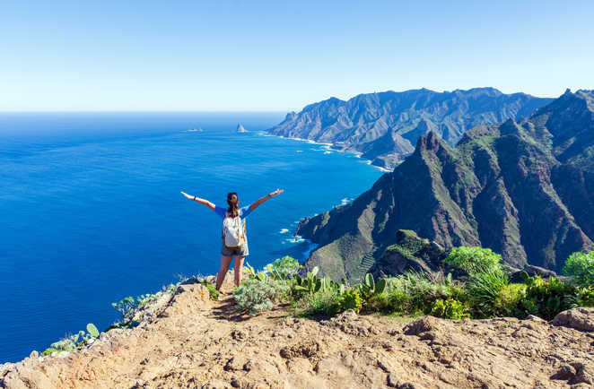photo d'une randonneuse sur une des côtes de l'ile de Tenerife