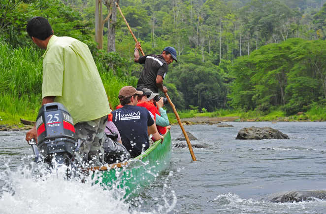 Pirogue sur le Rio Yorking pour se rendre chez les indiens Bribri, entre Costa Rica et Panama