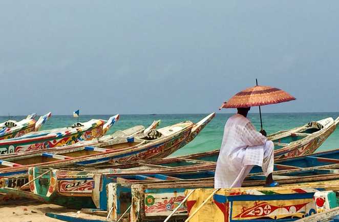 Pirogues sur la plage au Sénégal