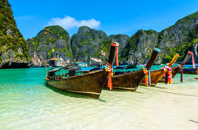 Plage du sud Thailande avec des bateaux typiques