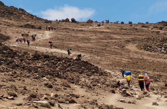 Porteurs à l''approche du campement de Barafu à plus de 4 600 mètres Tanzanie