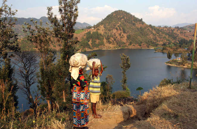 porteurs devant le Lac Kivu au Rwanda