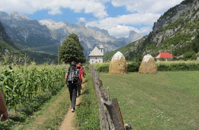 Randonnée dans la vallée de Teth dans les Alpes albanaises
