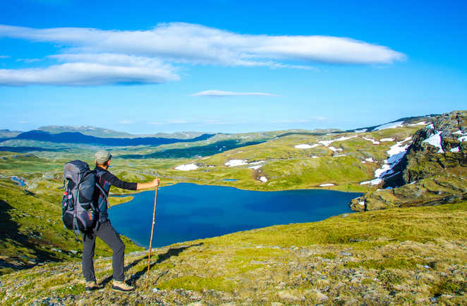 Randonneur au bord d'un lac en Norvège