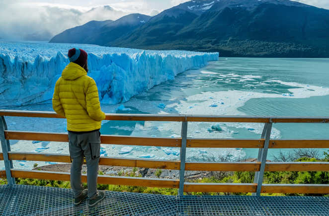 Randonneur dans le Parc National Los Glaciares ,Glacier Perrito Moreno en Patagonie, Argentine