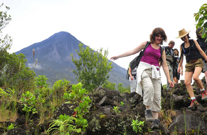 randonneurs au pied du volcan Arenal