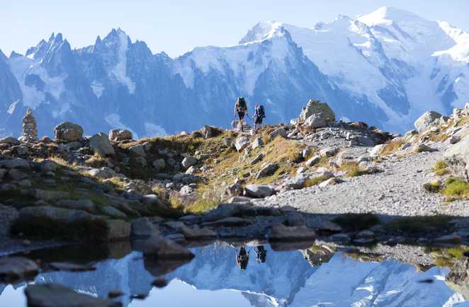 Randonneurs avec vue sur Mont-Blanc