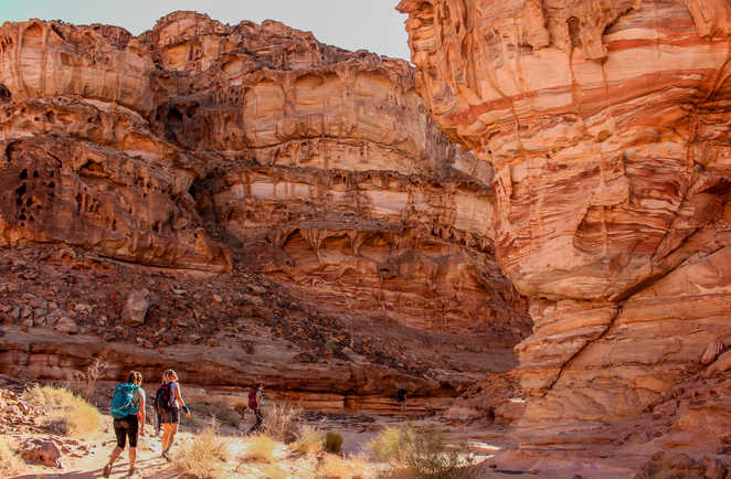 Randonneurs dans les canyons du Wadi Araba en Jordanie