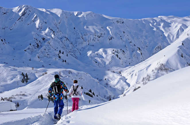 Randonneurs en raquettes dans le massif du Mont-Blanc