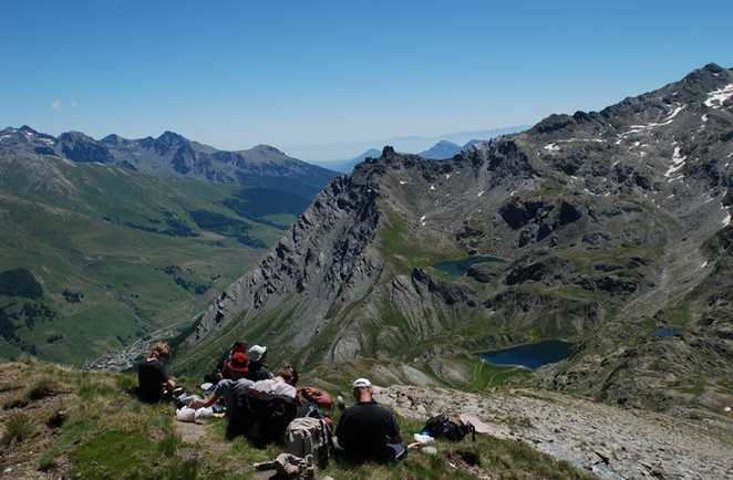 randonneurs qui font le tour du Queyras dans les Alpes du Sud en France