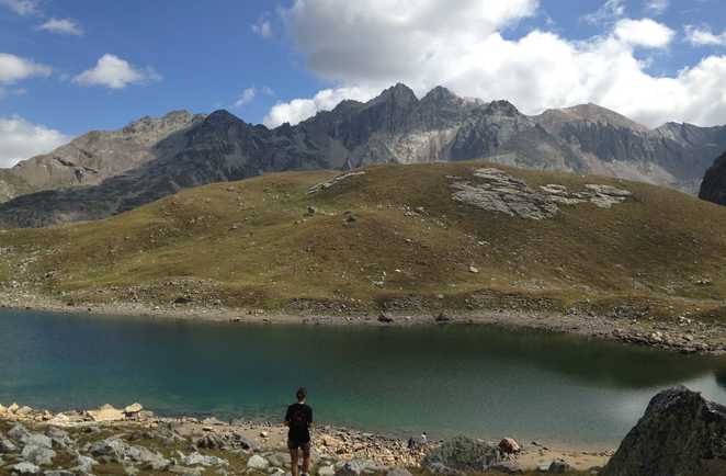 Randonneuse devant le Lac Marinet, Ubaye, Alpes du sud