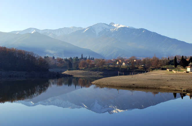 Reflet du Canigou dans le petit lac de Vinça, Pyrénées