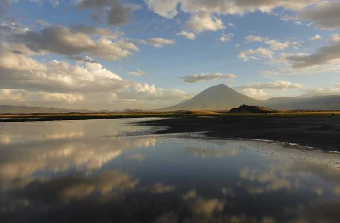 Reflet du volcan Lengai sur le lac Natron