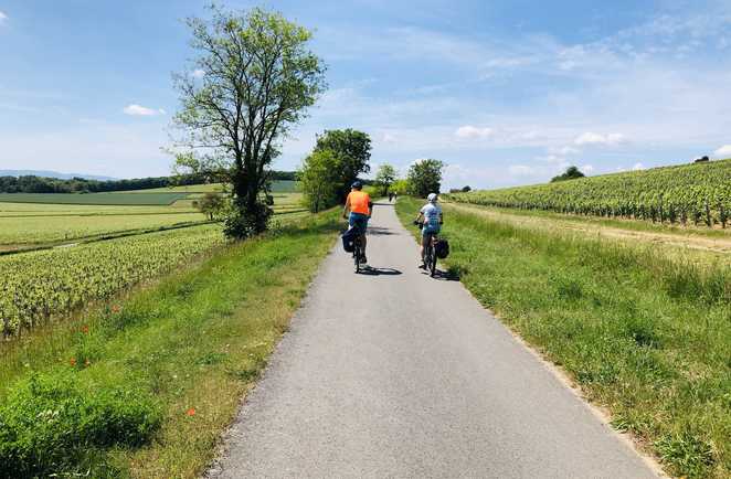 Deux Cyclistes sur une route en bourgogne sud