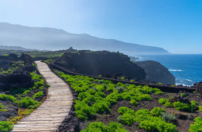 Sentier près de La Maceta avec une vue imprenable sur la côte d'El Hierro