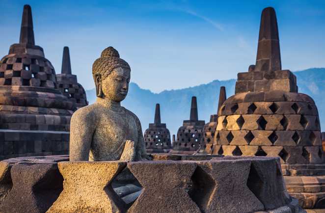Statue Buddha et stupa au temple Borobudur à Java