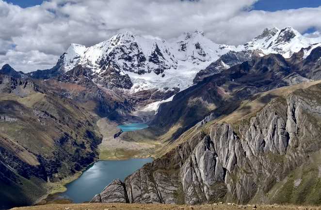 Superbe vue de la Laguna Jahuacocha et les beaux sommets de plus de 6000 mètres de la cordillère Huayhuash