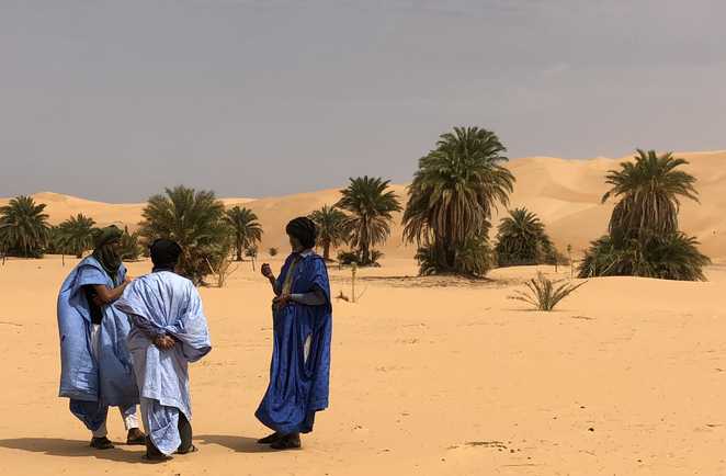 Touaregs dans les dunes d'Azouiga en Mauritanie